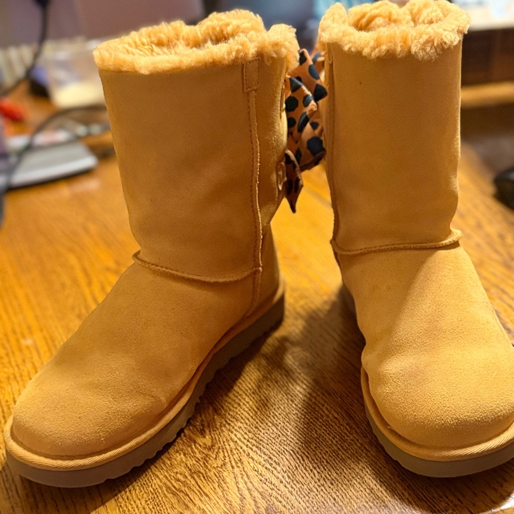 Women’s UGG Bailey Bow Retro Spots Boot in Sweet Potato Size 8